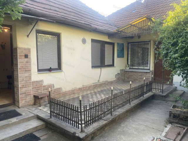Eladó családi ház, Szolnokon 25 M Ft, 2 szobás