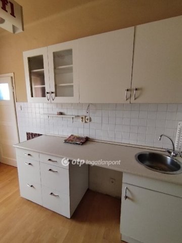 Eladó téglalakás, Ajkán 26.5 M Ft, 1 szobás