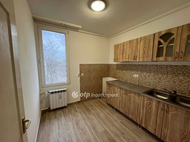 Eladó téglalakás, Szekszárdon 38 M Ft, 1+2 szobás