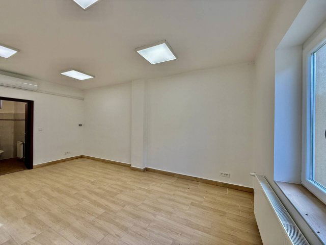 Kiadó üzlethelyiség, Újszászon 60 E Ft / hó, 1 szobás