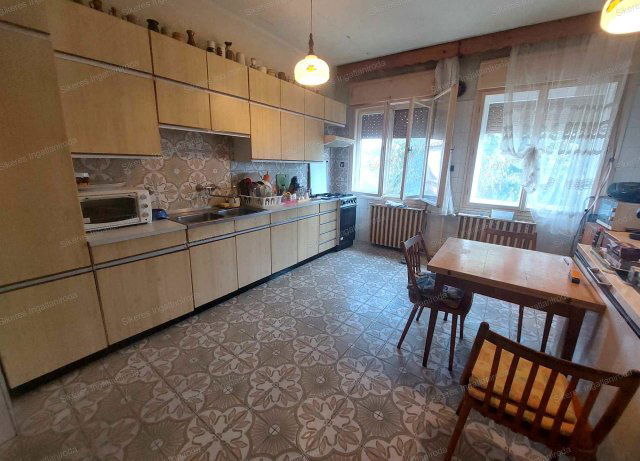 Eladó családi ház, Tatabányán 79.999 M Ft, 5 szobás