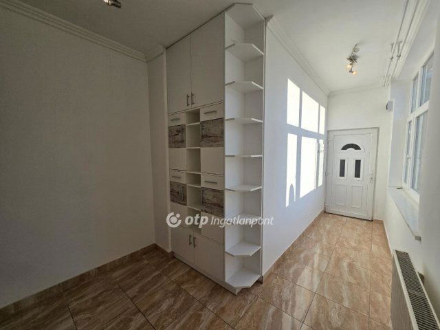 Eladó téglalakás, Pápán 64.9 M Ft, 3 szobás