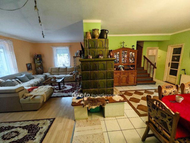 Eladó családi ház, Cseszneken 120 M Ft, 7+3 szobás