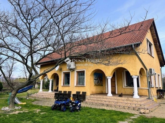 Eladó családi ház, Pécsett 65 M Ft, 6 szobás