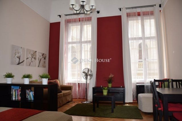 Eladó téglalakás, Budapesten, V. kerületben 72.8 M Ft, 1 szobás