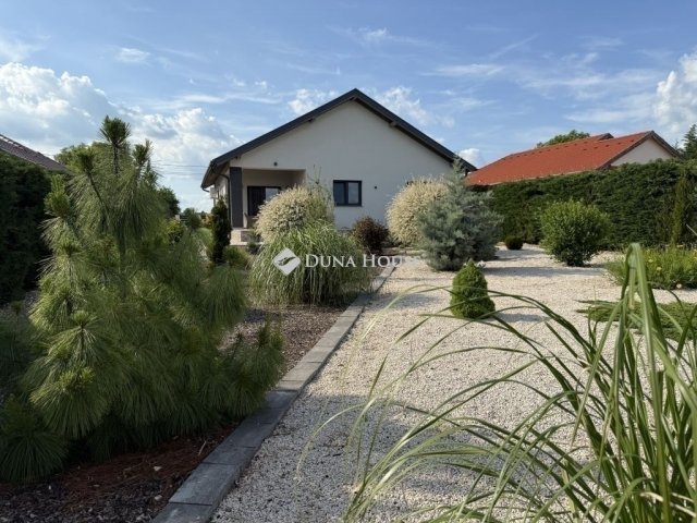 Eladó családi ház, Péterin 155 M Ft, 3 szobás