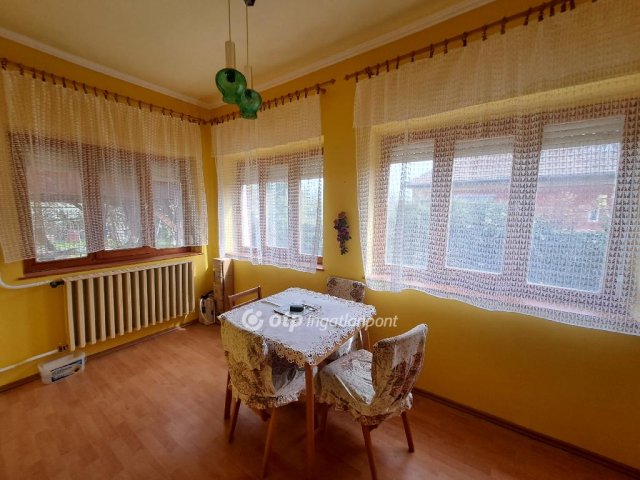 Eladó családi ház, Kunmadarason 13.7 M Ft, 2+1 szobás