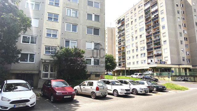 Eladó panellakás, Debrecenben 68.9 M Ft, 4 szobás