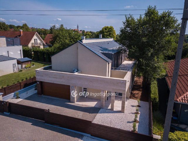 Eladó családi ház, Telkin 399.9 M Ft, 6 szobás