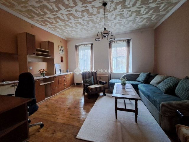 Eladó családi ház, Pécsett 29.9 M Ft, 2 szobás