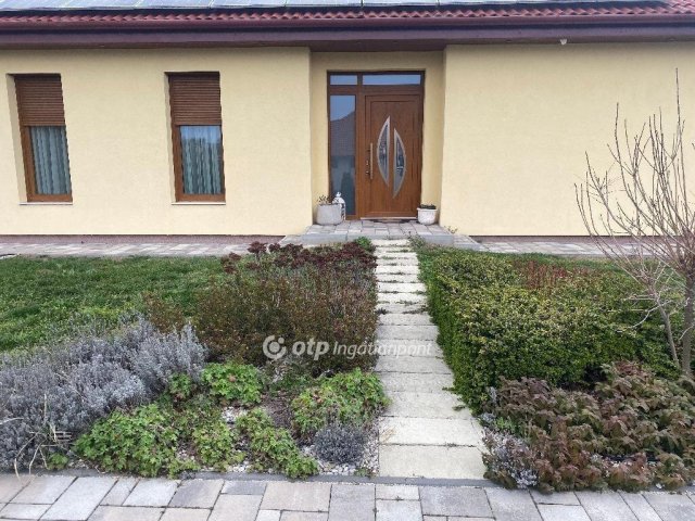 Eladó családi ház, Márkón 145 M Ft, 4 szobás