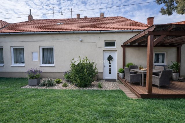 Eladó családi ház, Pécsett 79.99 M Ft, 3 szobás