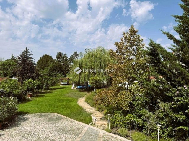 Eladó családi ház, Budapesten, XV. kerületben 236 M Ft, 4 szobás