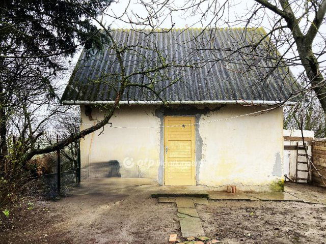 Eladó családi ház, Szentesen 5.25 M Ft, 1 szobás