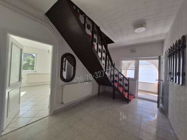 Eladó családi ház, Tiszafüreden 79.9 M Ft, 8 szobás