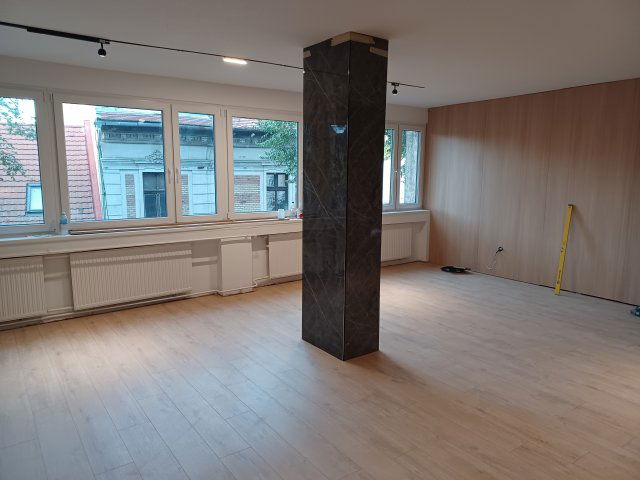 Kiadó iroda, Győrött, Arany János utcában 140 E Ft / hó