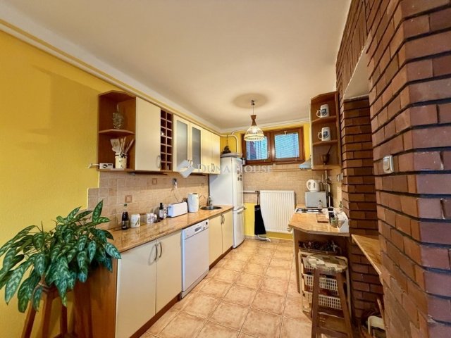 Eladó téglalakás, Veszprémben 116.9 M Ft, 5 szobás