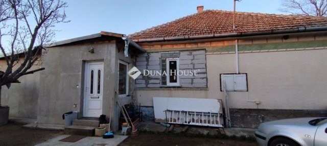 Eladó családi ház, Tápiószecsőn 59.9 M Ft, 6 szobás