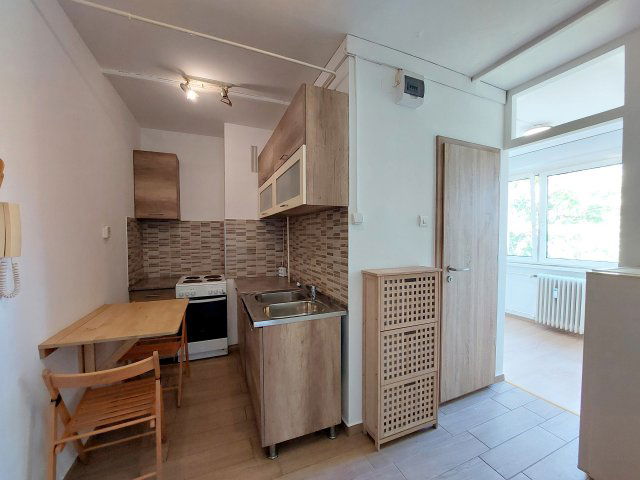 Kiadó panellakás, albérlet, Szegeden, Hajlat utcában, 1+1 szobás