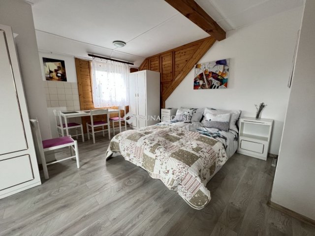 Eladó családi ház, Zánkán 99 M Ft, 8 szobás