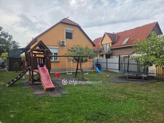 Eladó családi ház, Szolnokon 57.5 M Ft, 4 szobás