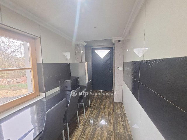 Eladó családi ház, Kisújszálláson 11 M Ft, 2 szobás