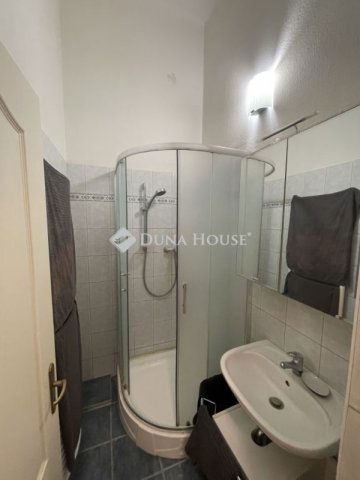 Eladó téglalakás, Budapesten, VI. kerületben 74.5 M Ft, 1 szobás