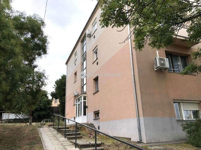 Eladó téglalakás, Pécsett 32 M Ft, 2 szobás