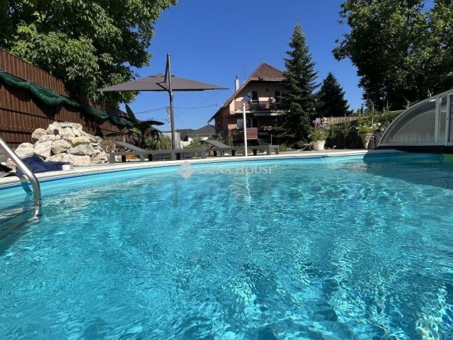 Eladó családi ház, Szigetszentmiklóson 149.99 M Ft, 8+1 szobás