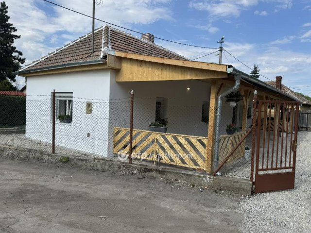 Eladó családi ház, Poroszlón 40 M Ft, 2 szobás