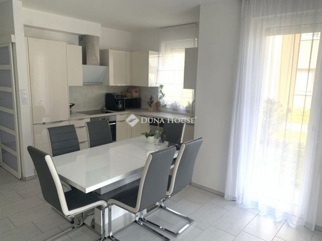 Eladó téglalakás, Vácon 99.5 M Ft, 2+2 szobás