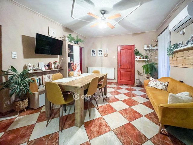 Eladó családi ház, Tápszentmiklóson 64.9 M Ft, 5 szobás