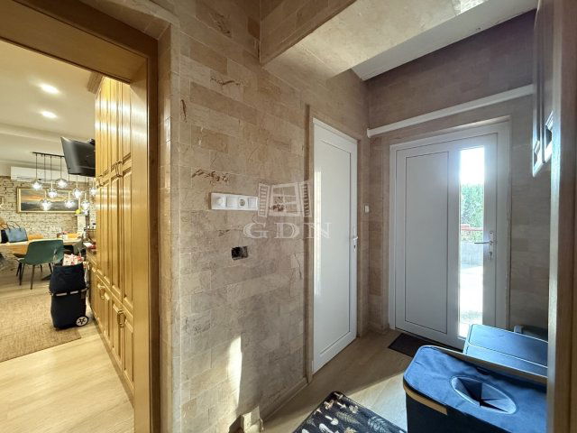 Eladó családi ház, Székesfehérvárott 350 M Ft, 8+4 szobás