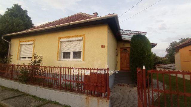 Eladó családi ház, Szirmabesenyőn 39.5 M Ft, 2+1 szobás