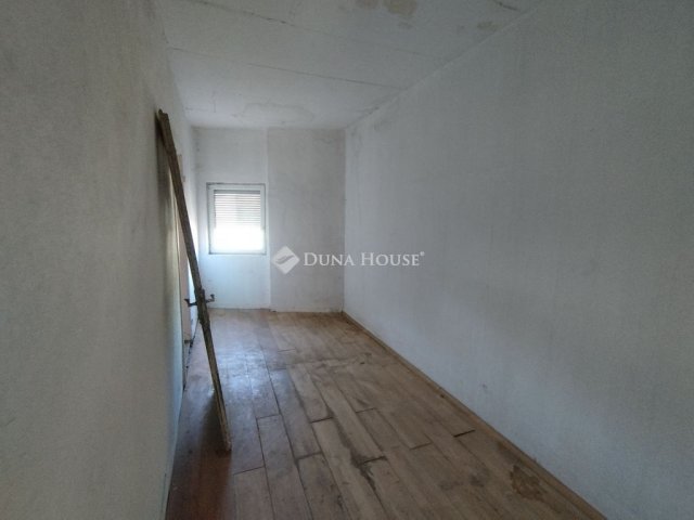 Eladó családi ház, Tatabányán 59.99 M Ft, 4 szobás