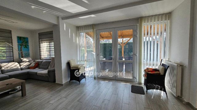 Eladó családi ház, Balatonföldváron 188 M Ft, 6+1 szobás