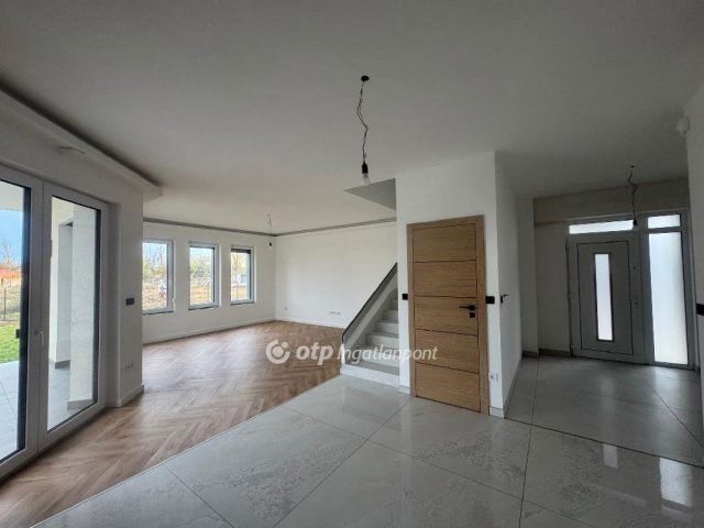 Eladó sorház, Velencén 205 M Ft, 5 szobás / költözzbe.hu