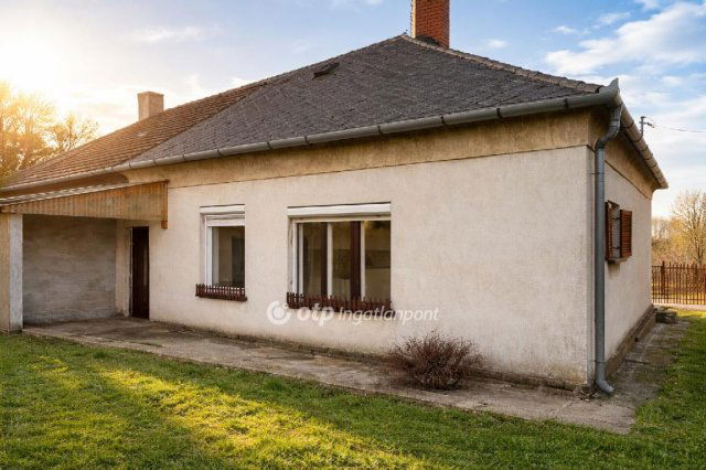 Eladó ikerház, Ajkán 34.4 M Ft, 2 szobás / költözzbe.hu