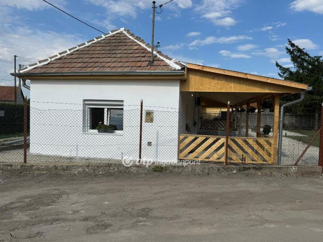 Eladó családi ház, Poroszlón 40 M Ft, 2 szobás