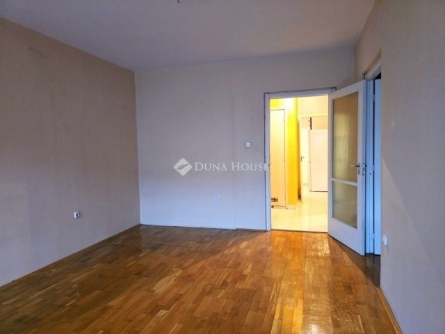 Eladó panellakás, Pécsett 46.9 M Ft, 3 szobás