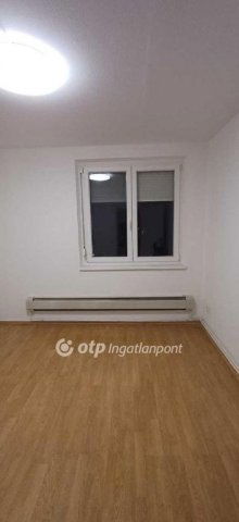 Eladó panellakás, Budapesten, III. kerületben 64.99 M Ft