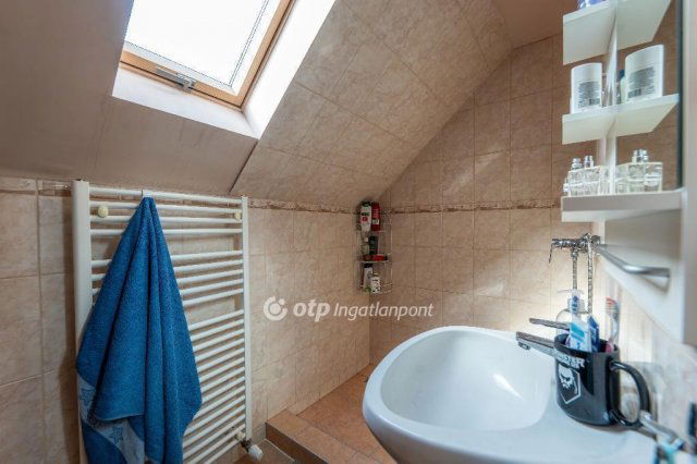 Eladó családi ház, Velencén 179.9 M Ft, 4 szobás