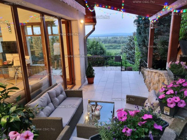 Eladó családi ház, Leányfaluban 176 M Ft, 7 szobás