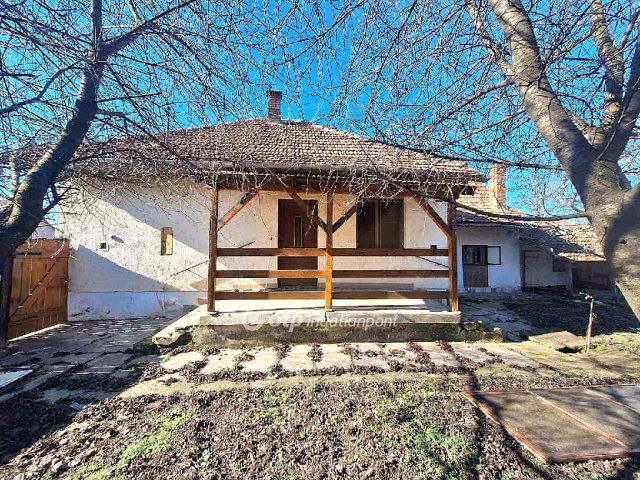 Eladó családi ház, Békésen 10.8 M Ft, 2 szobás