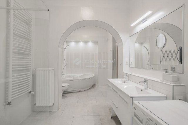 Eladó téglalakás, Pécsett 120 M Ft, 4 szobás