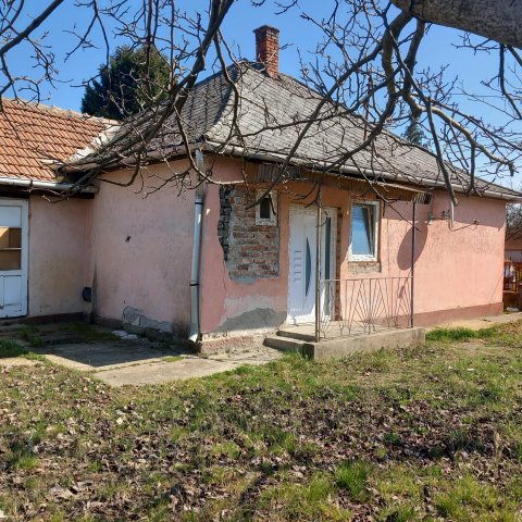 Eladó családi ház, Erdőtelken 11 M Ft, 2 szobás