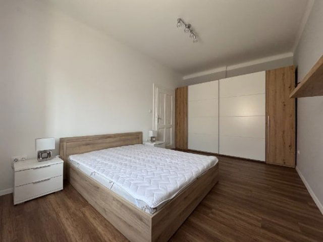 Kiadó téglalakás, albérlet, Pécsett, Petőfi utcában, 3 szobás