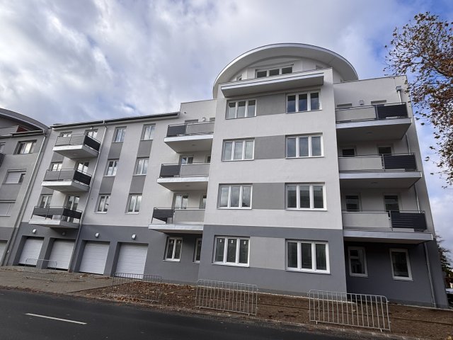 Eladó téglalakás, Tapolcán 61.424 M Ft, 2 szobás