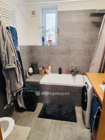 Eladó ikerház, Ajkán 65 M Ft, 2 szobás / költözzbe.hu