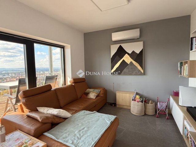 Eladó téglalakás, Pécsett 135 M Ft, 3 szobás